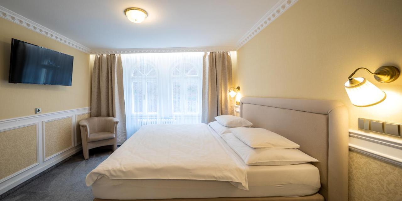 Villa Basileia Riverside 卡罗维发利 外观 照片