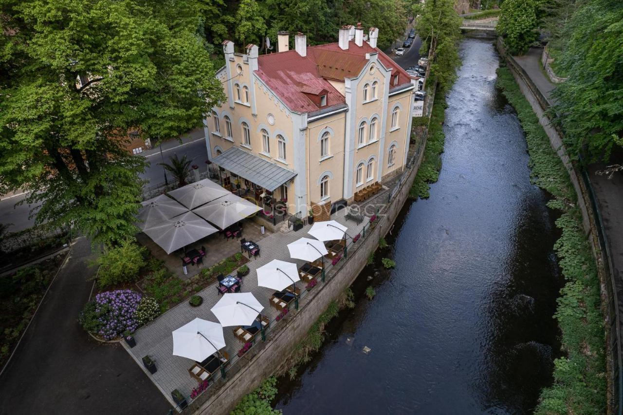 Villa Basileia Riverside 卡罗维发利 外观 照片