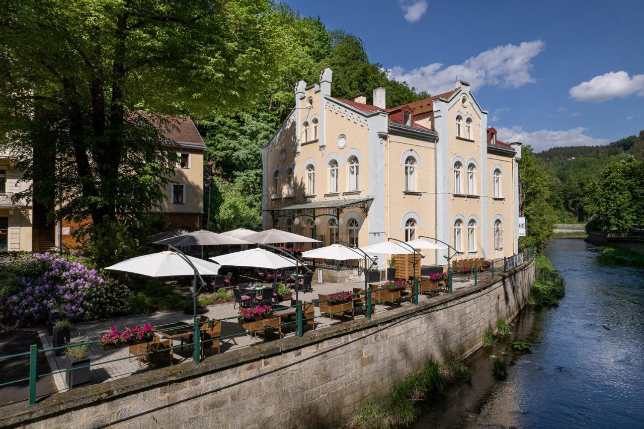 Villa Basileia Riverside 卡罗维发利 外观 照片